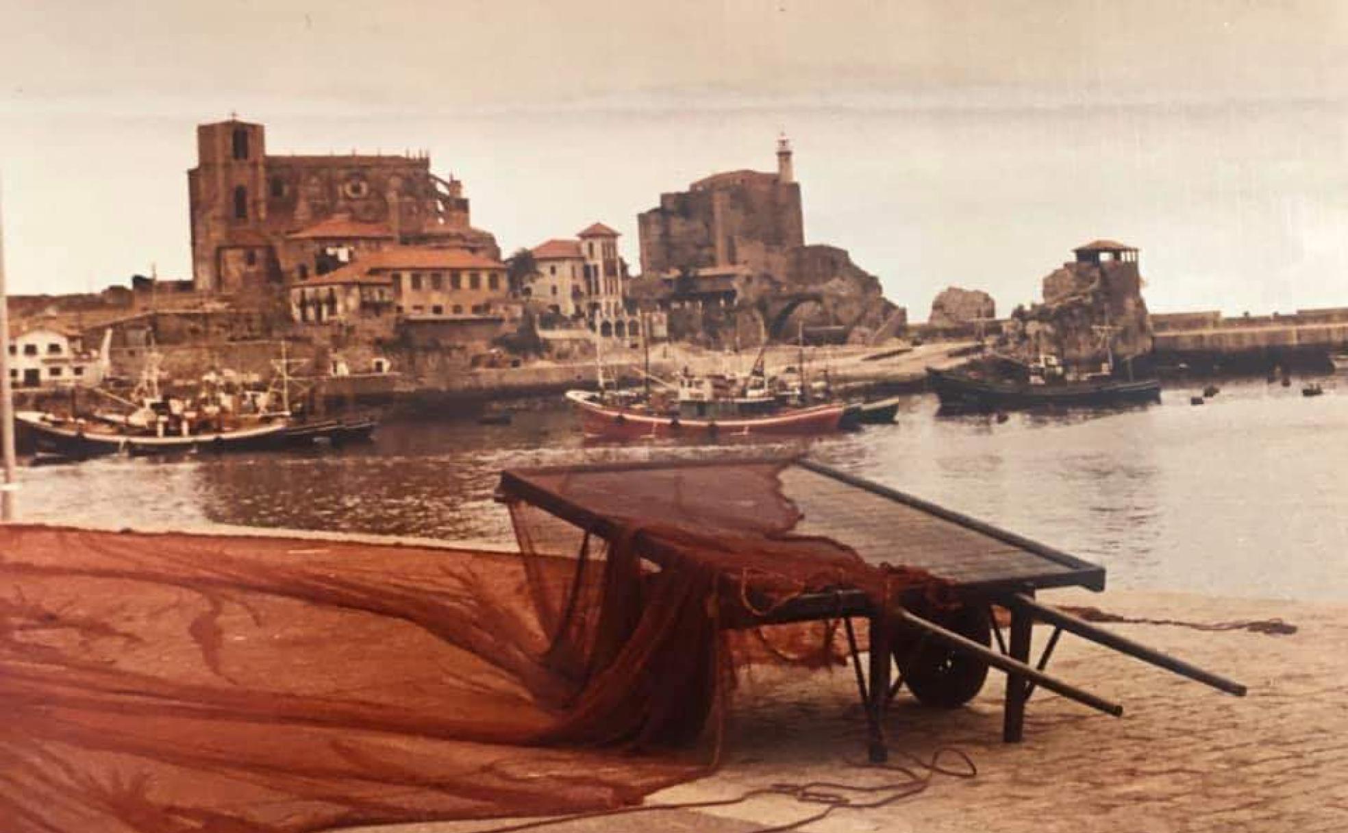 Entorno portuario y útiles de pesca en Castro.