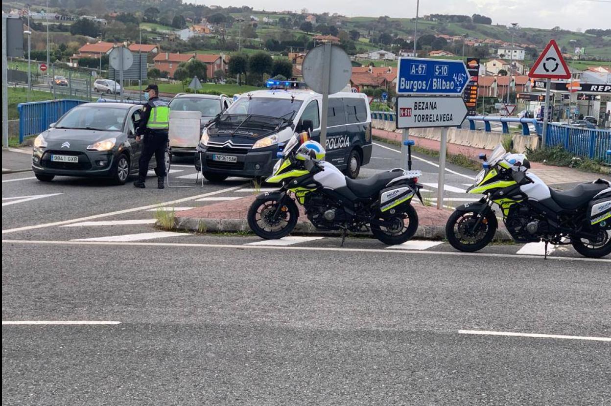 Control policial esta mañana en Ojáiz para vigilar los traslados entre municipios.