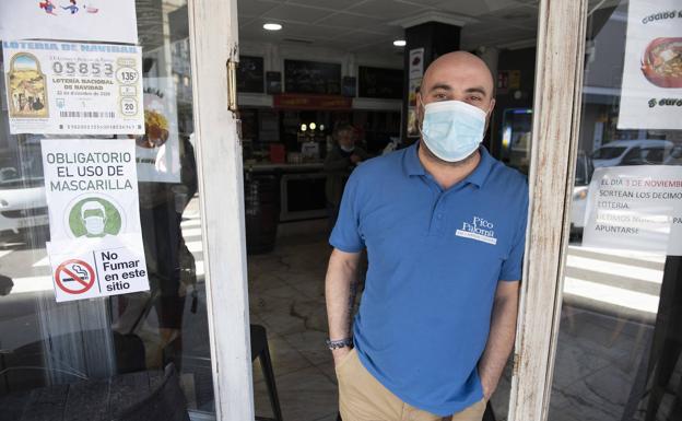 Fernando Irizábal en la puerta de la cafetería Guevara 23. 