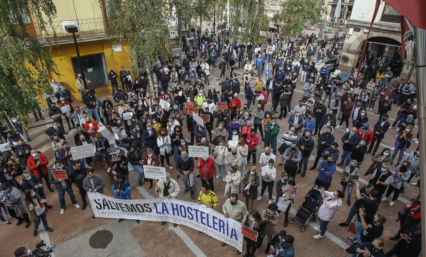 Más de 300 personas se han sumado a la concentración para reclamar apoyo a un sector «que cumple los controles sanitarios»