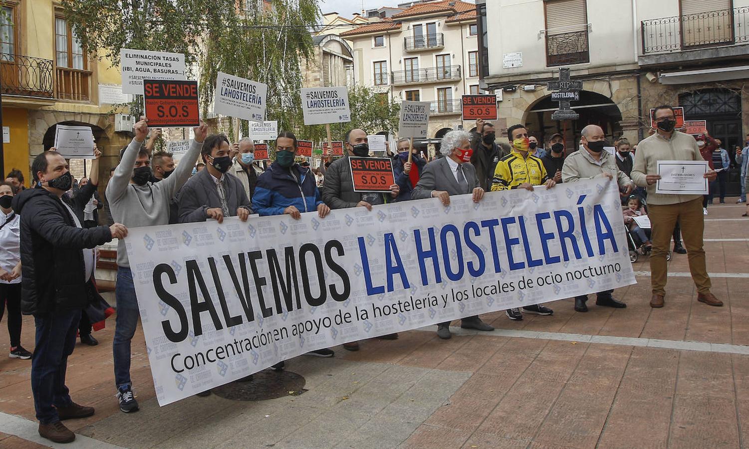 Más de 300 personas se han sumado a la concentración para reclamar apoyo a un sector «que cumple los controles sanitarios»