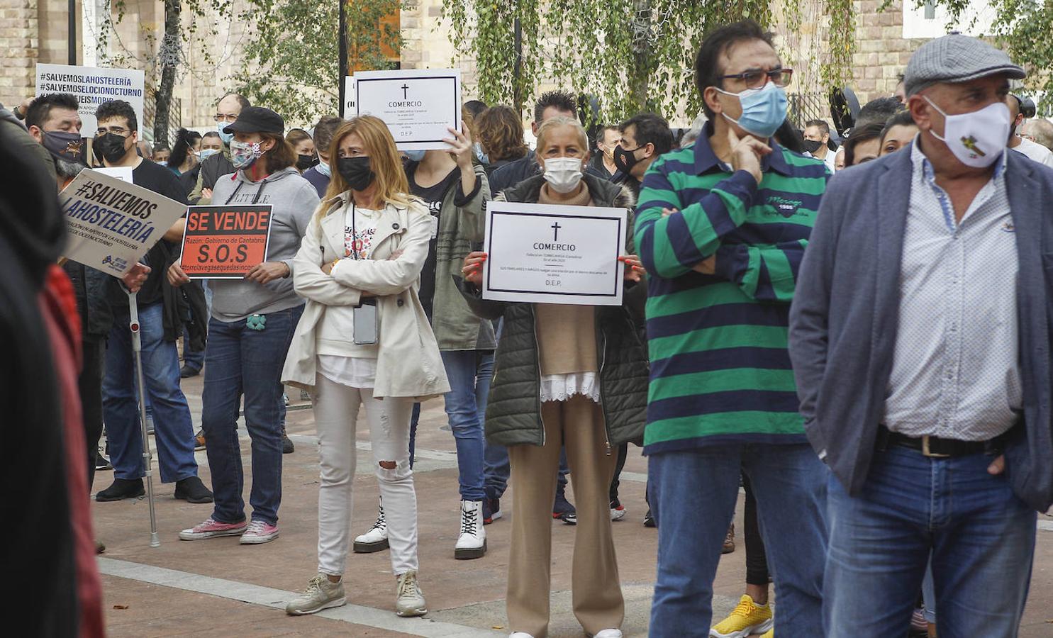 Más de 300 personas se han sumado a la concentración para reclamar apoyo a un sector «que cumple los controles sanitarios»