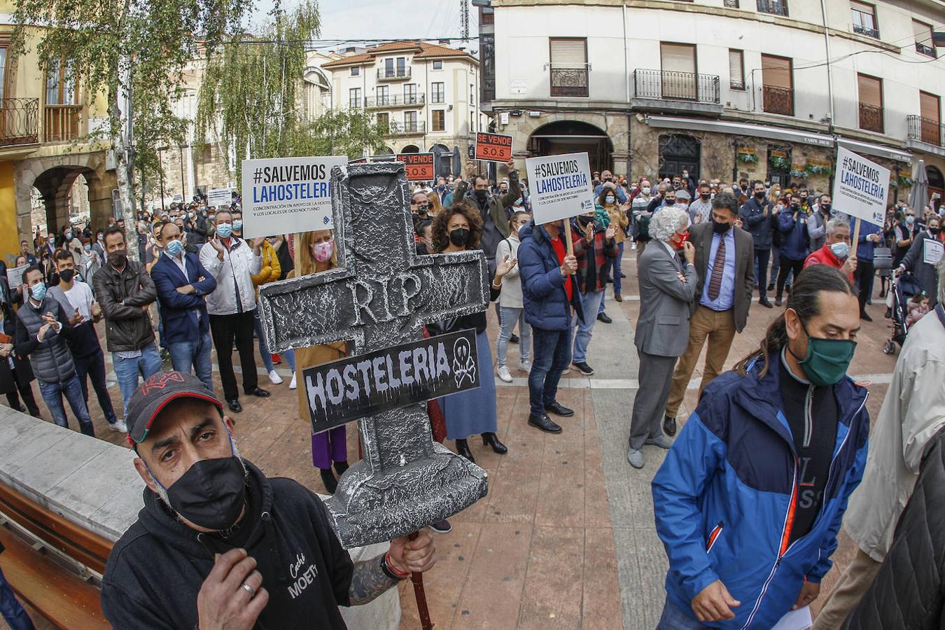 Más de 300 personas se han sumado a la concentración para reclamar apoyo a un sector «que cumple los controles sanitarios»