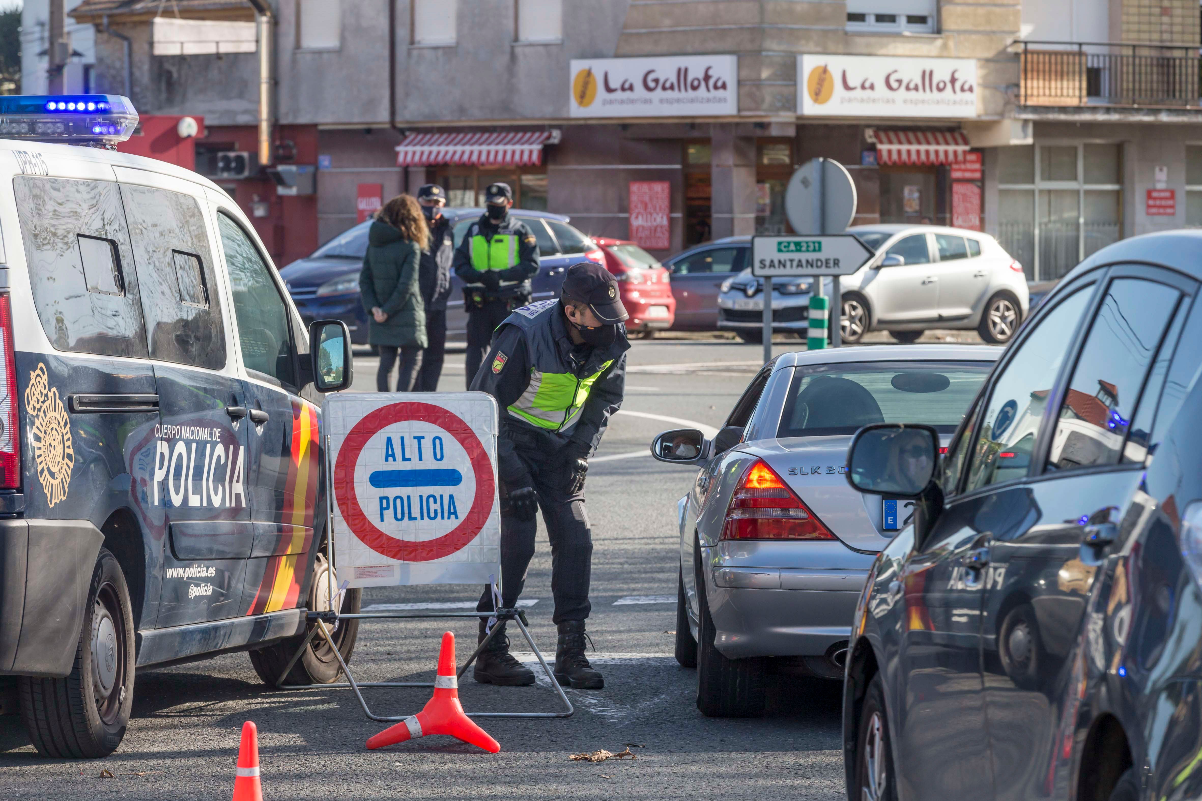 La Policía Nacional y la Policía Local de Santander controlan los accesos a la capital.