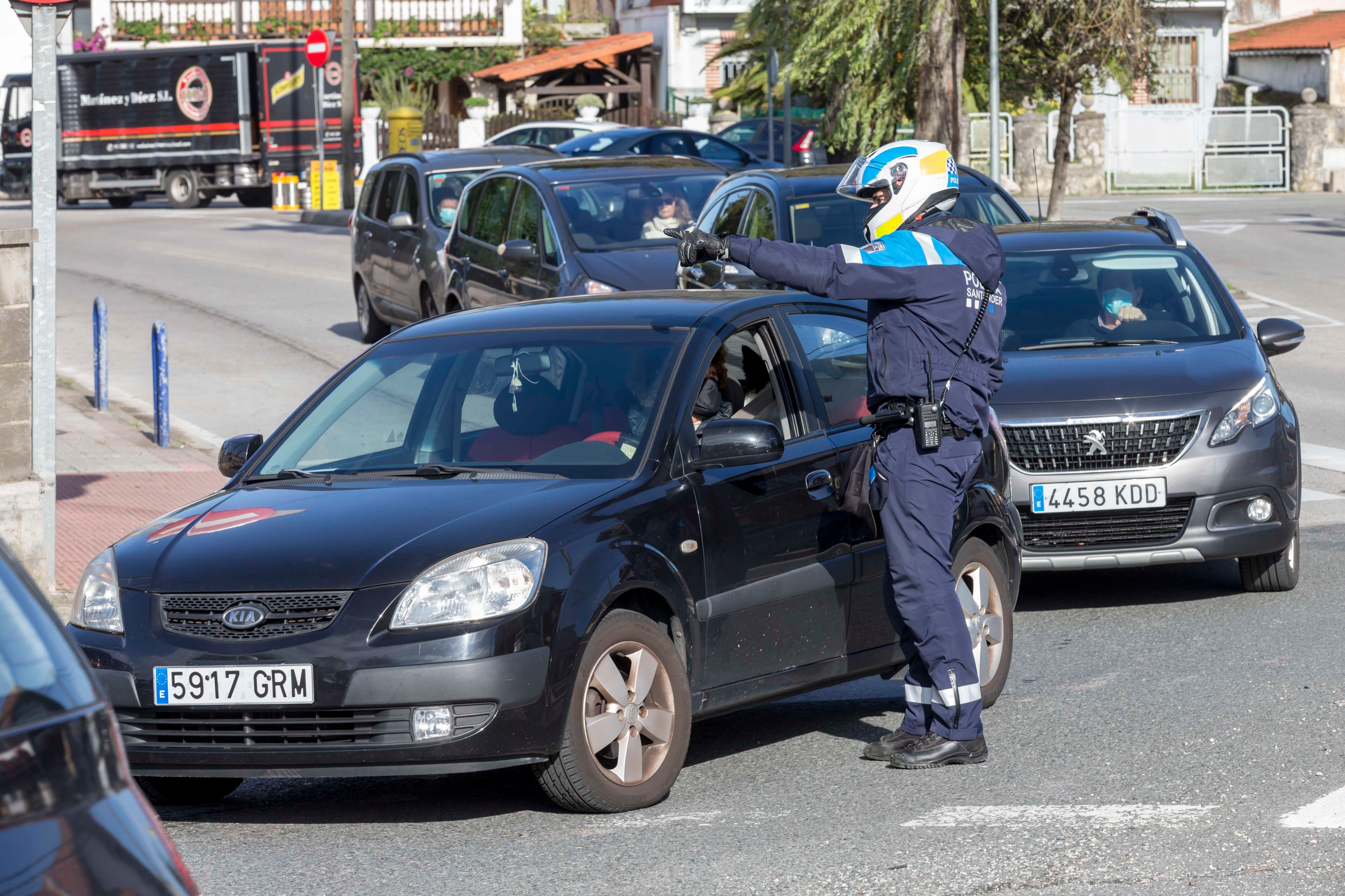 La Policía Nacional y la Policía Local de Santander controlan los accesos a la capital.