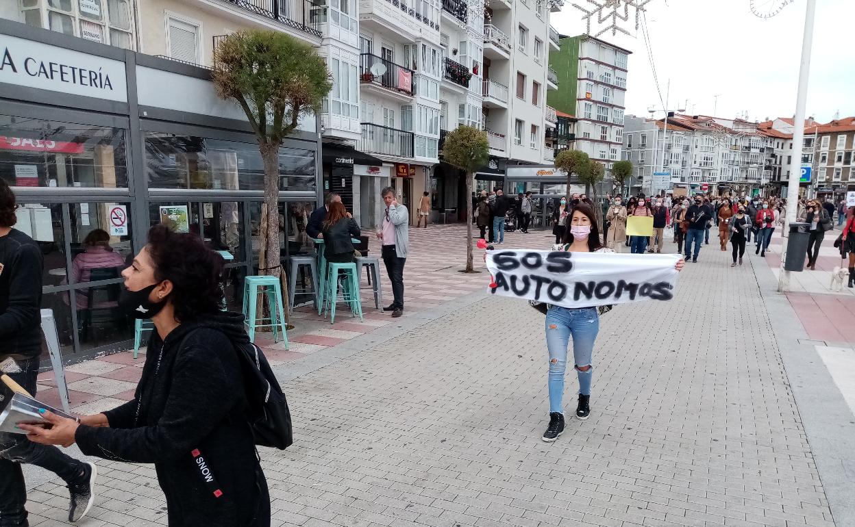 Una joven porta una pancarta durante la protesta. 