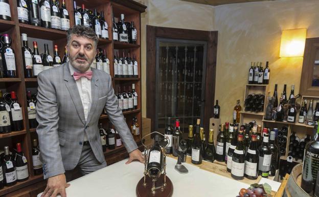 Rafael Prieto, chef y director del restaurante El Serbal, en Santander, posa en la bodega del local. 