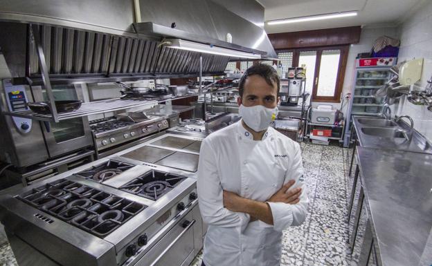 Ignacio Solana, titular del restaurante Solana, en la Bien Aparecida (Ampuero), este viernes, en el interior de su cocina. 