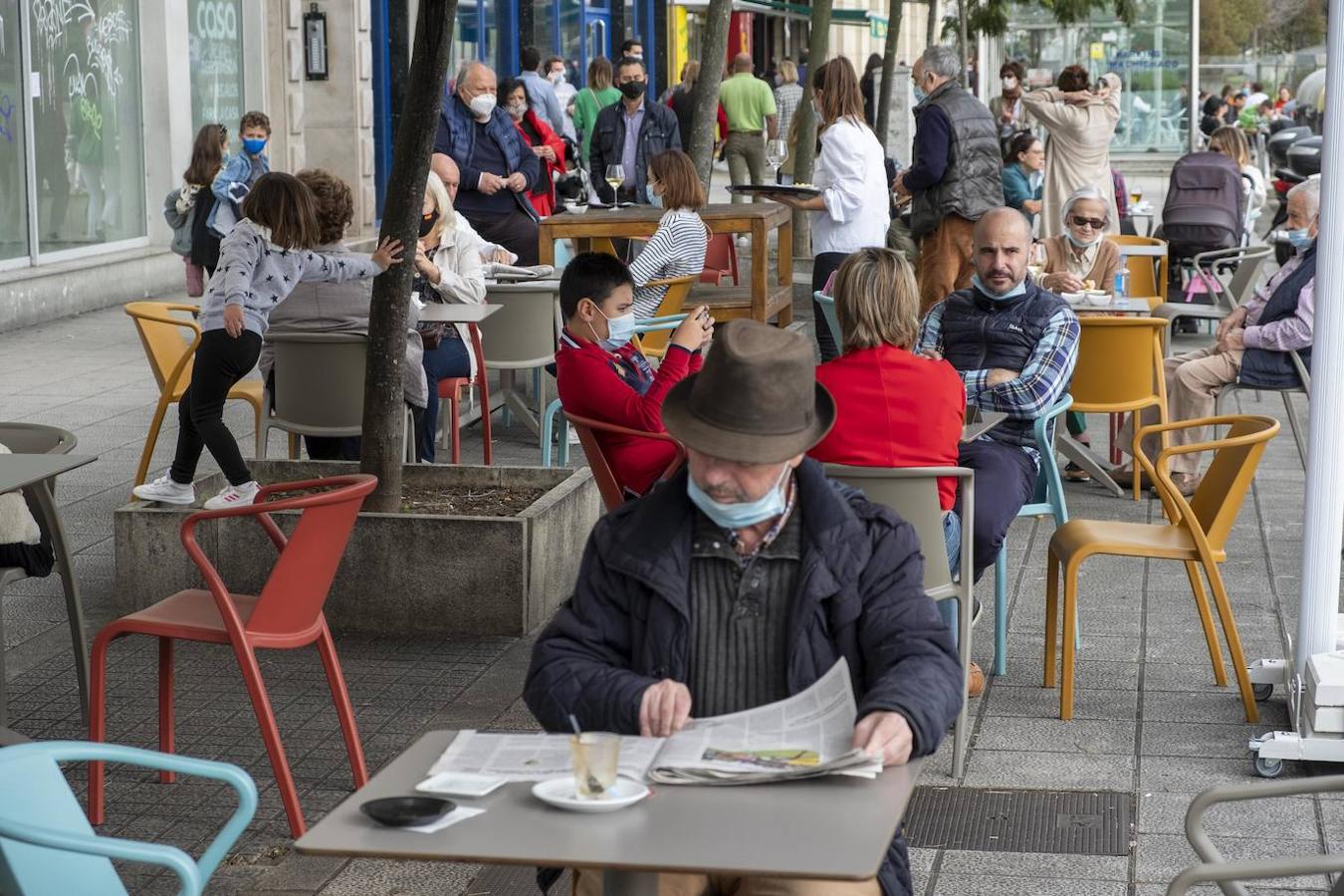 En algunos locales del centro, la gente hacía cola para coger mesa.