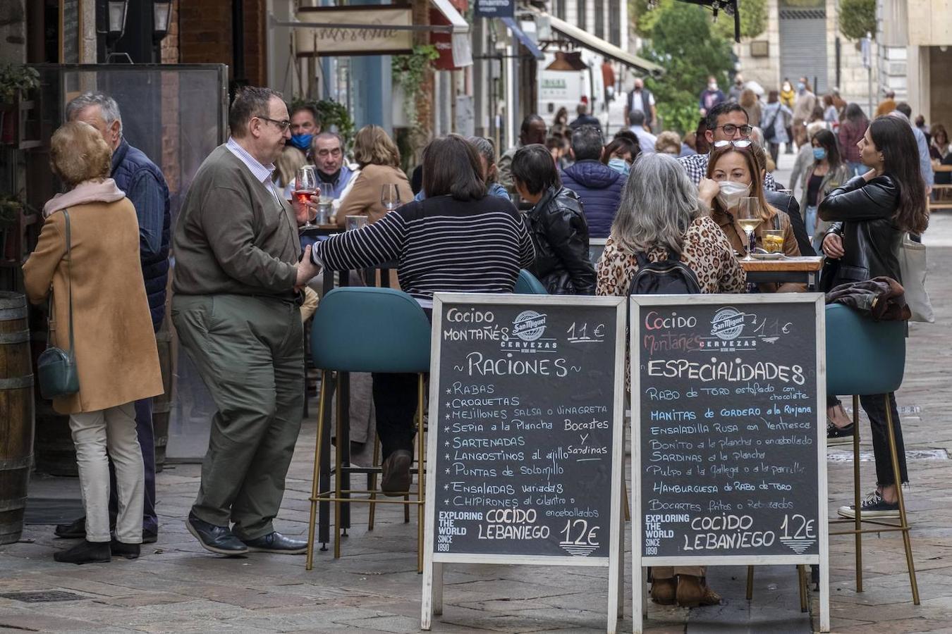 En algunos locales del centro, la gente hacía cola para coger mesa.