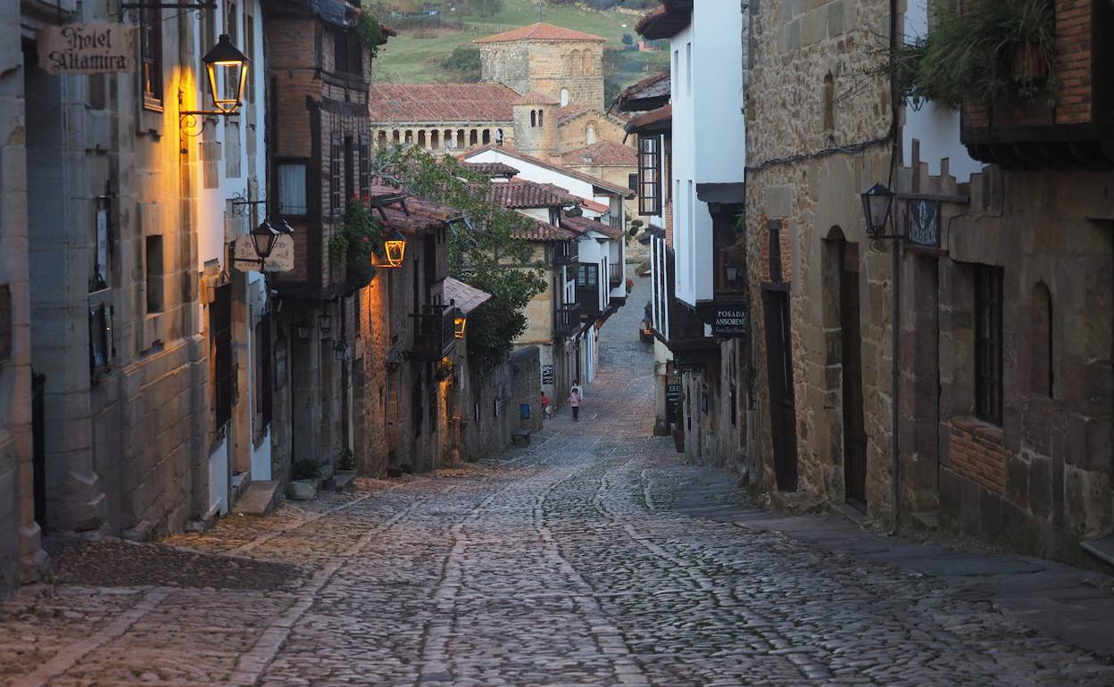 Las calles de Santillana del Mar, sin turistas.