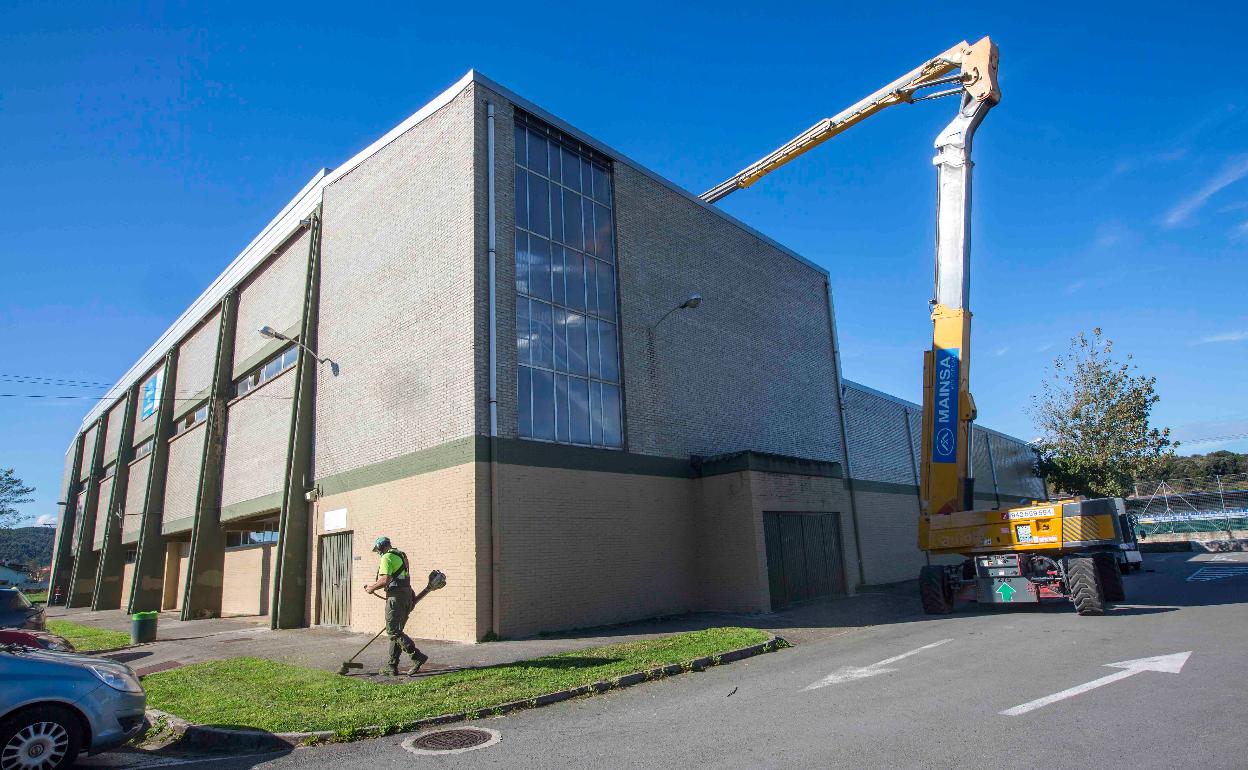 Una imagen tomada este lunes durante las obras, en el polideportivo de Revilla de Camargo.