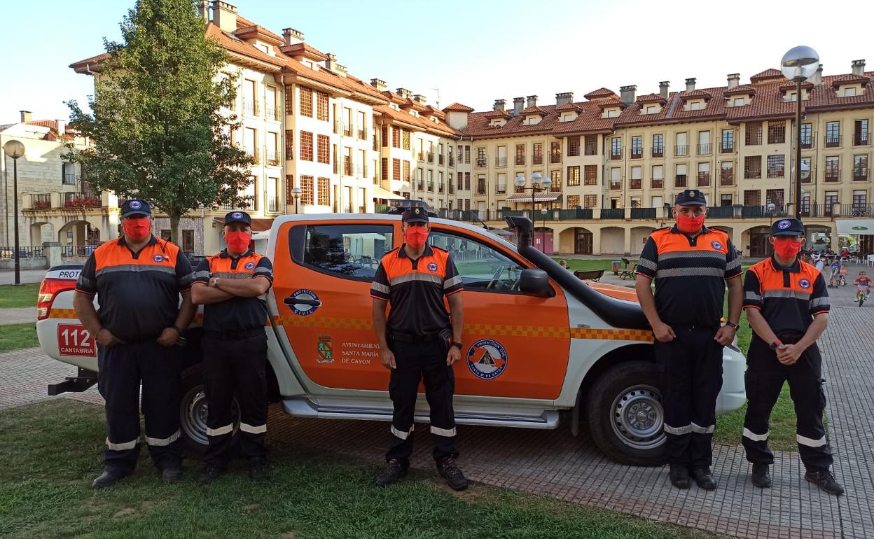 Parte de los miembros de la Agrupación de Protección Civil de Cayón junto al nuevo vehículo 