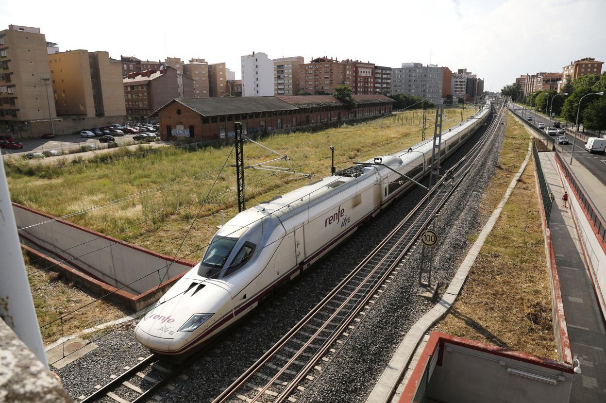 El AVE, a su paso por las afueras de Palencia, donde ahora mismo termina la línea de alta velocidad que unirá Madrid con Cantabria. 