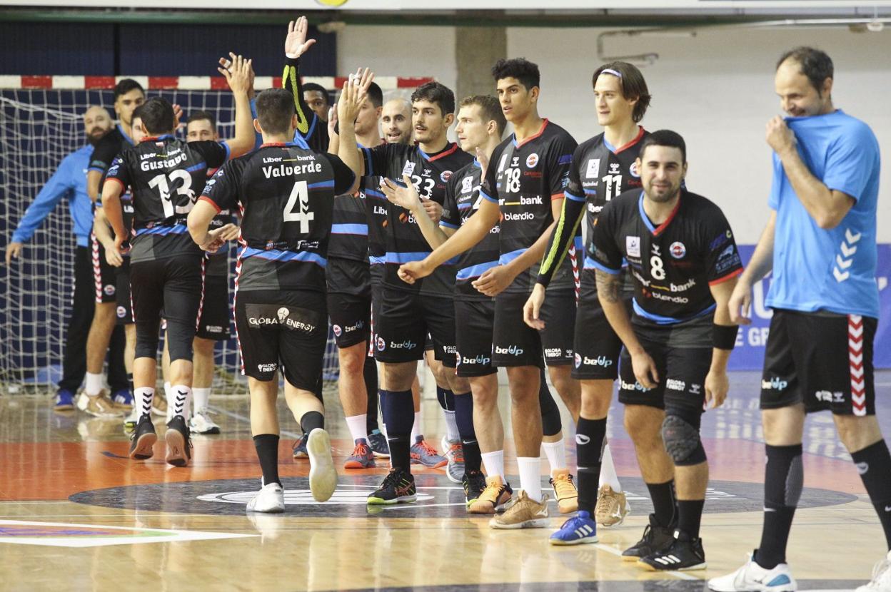 La plantilla del Liberbank Cantabria, antes de comenzar su partido ante el Granollers. 