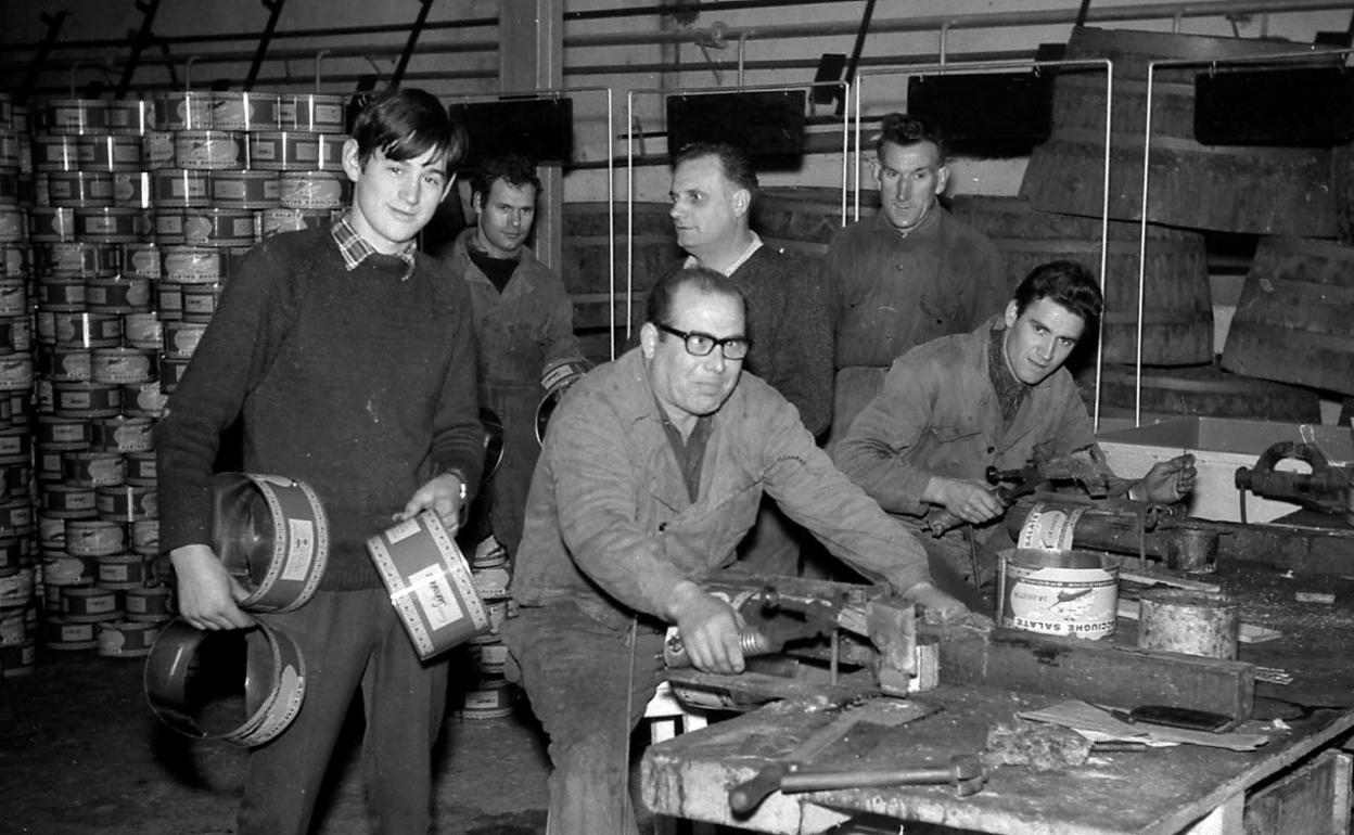 Vecinos trabajando en una antigua fábrica de Santoña.