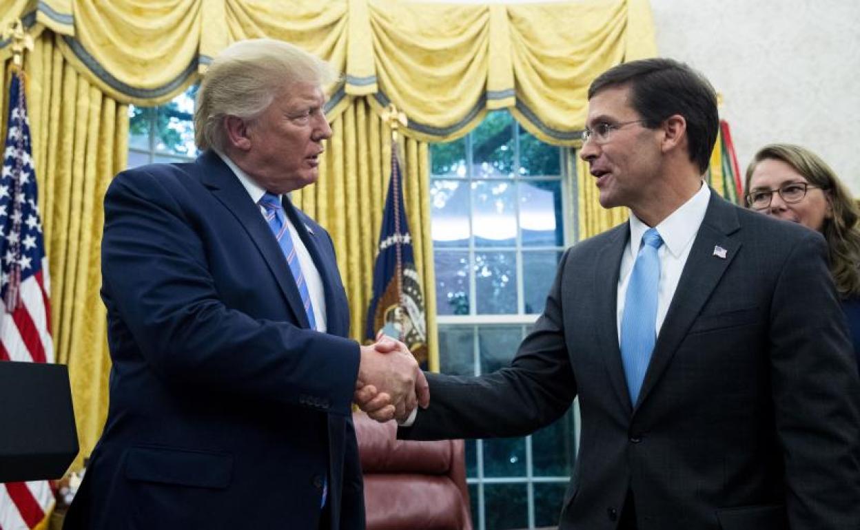 El presidente de EE UU, Donald Trump, y el ya exsecretario de Defensa Mark Esper