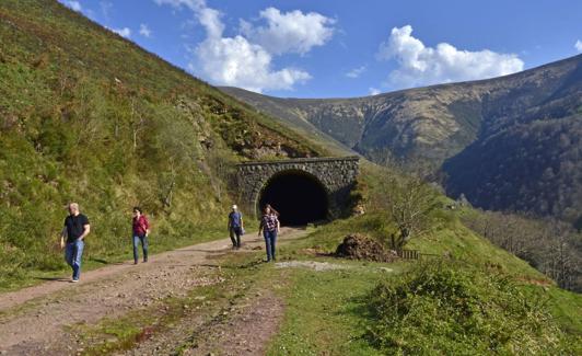 Excursionistas salen del túnel de La Engaña.