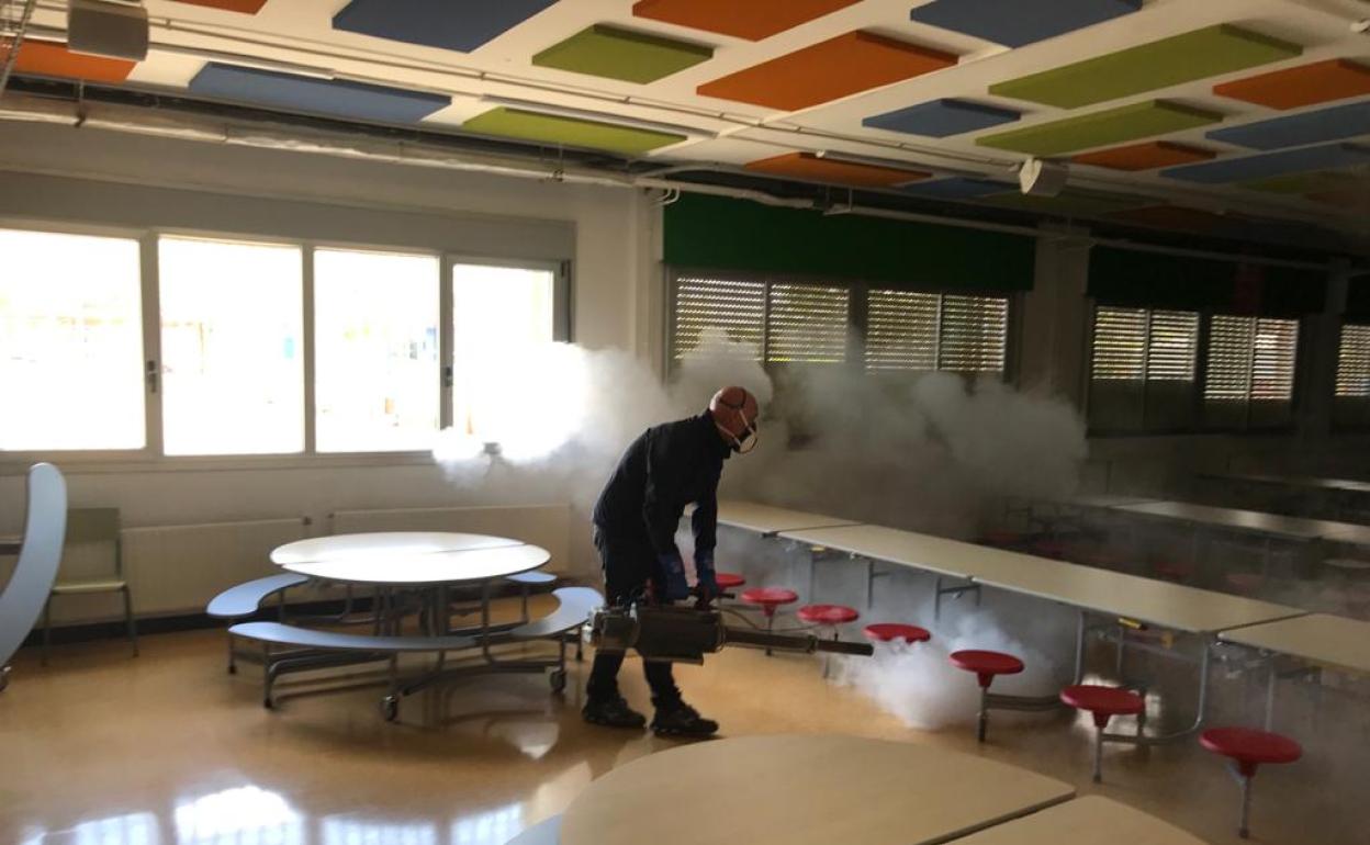 Desinfección de una de las aulas del CEIP Gerardo Diego de Cayón 