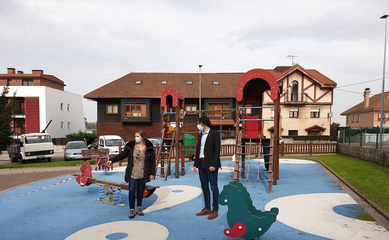 El alcalde, Javier Fernández Soberón, junto a la teniente de alcalde Cristina Laza, durante la visita a ambos parques.