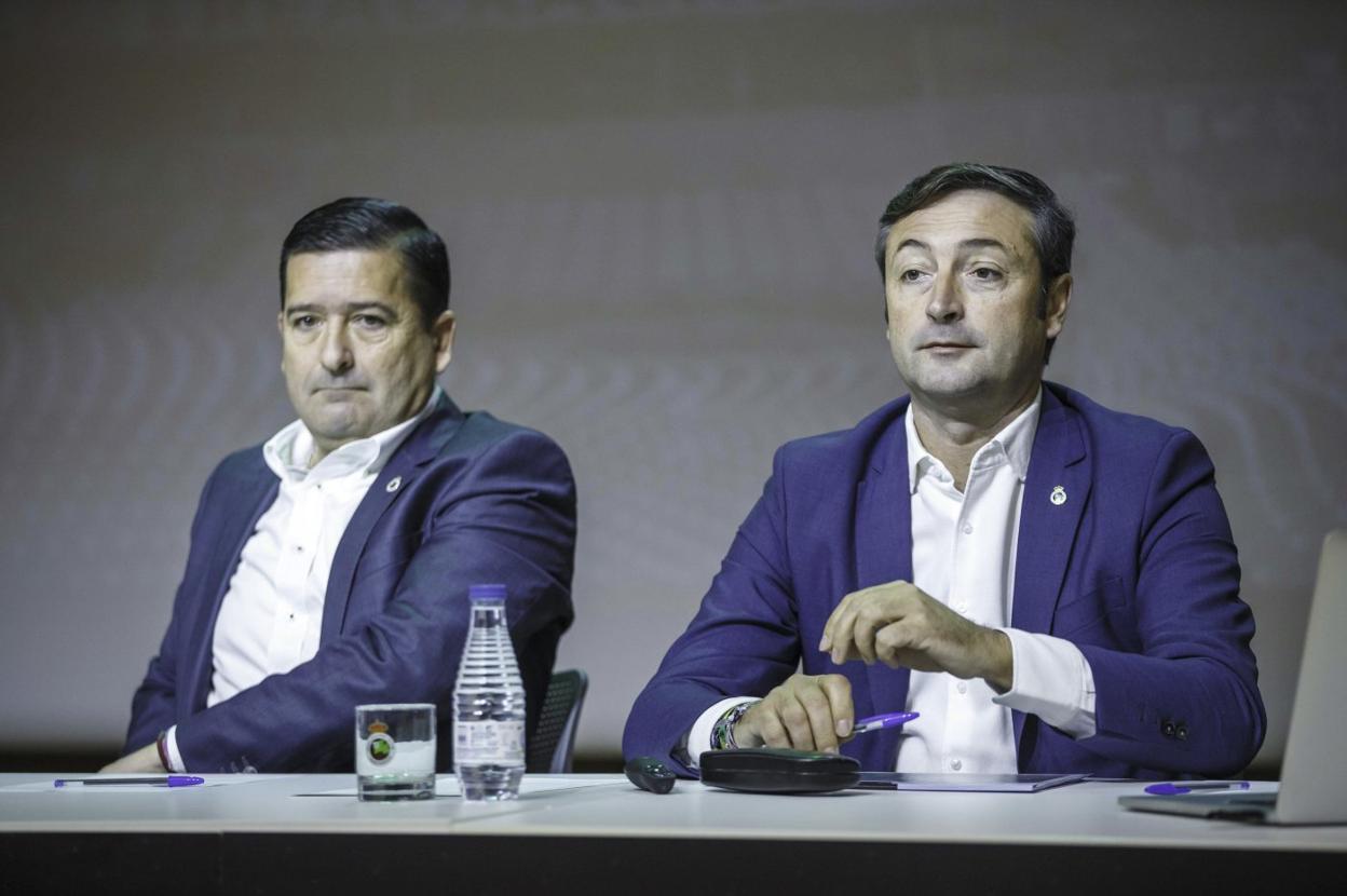 Pedro Ortiz y Alfredo Pérez, propietarios del Racing, durante la última junta de accionistas del club. 