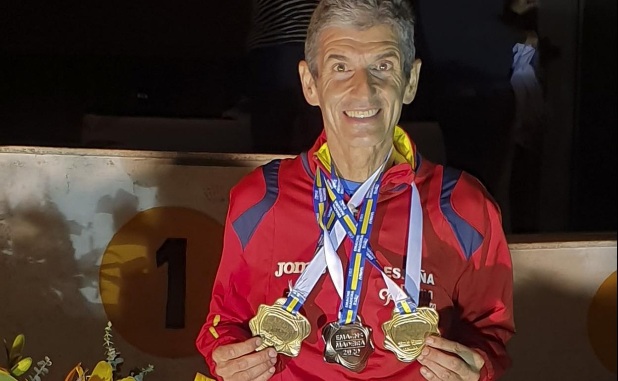 Borrajo, con el chándal de España y sus medallas, en Madeira. 