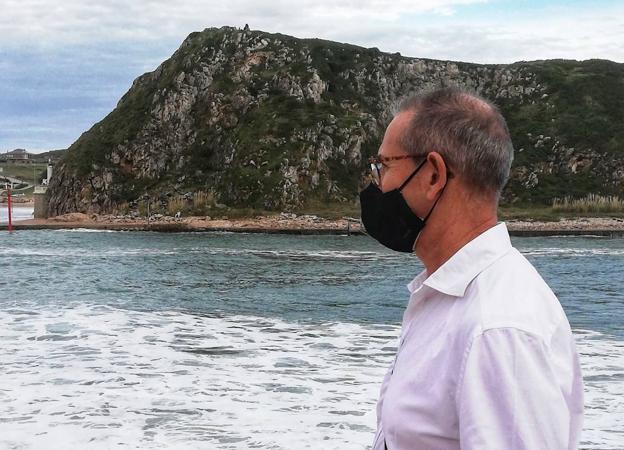 La responsabilidad es un deber de todos.El abuelo, con mascarilla.