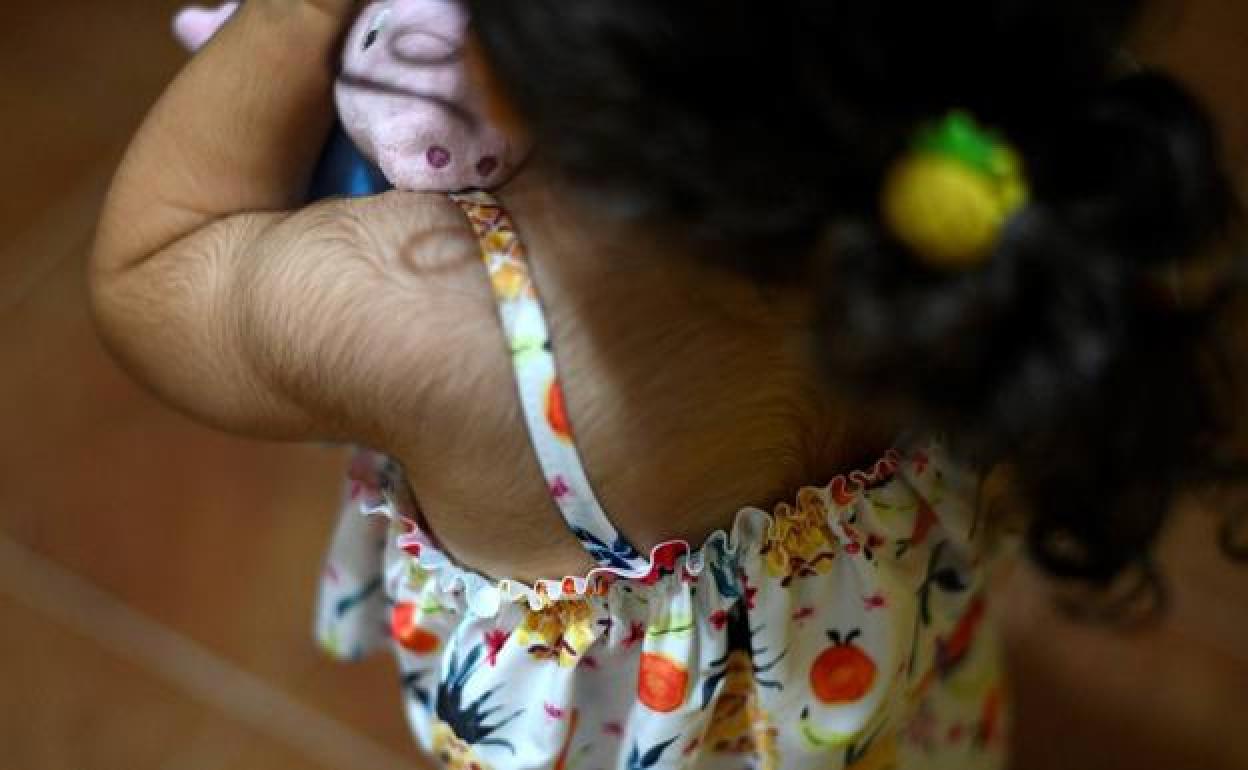 Una de las niñas afactadas por el medicamento.