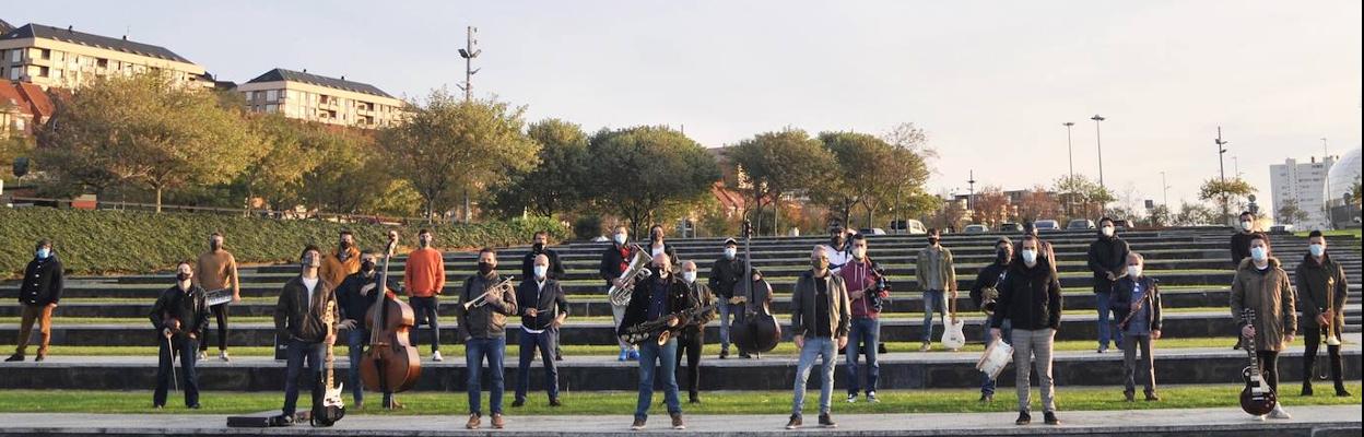 Imagen de familia de gran parte de los músicos que integran el colectivo fundacional de esta representación del sector. 