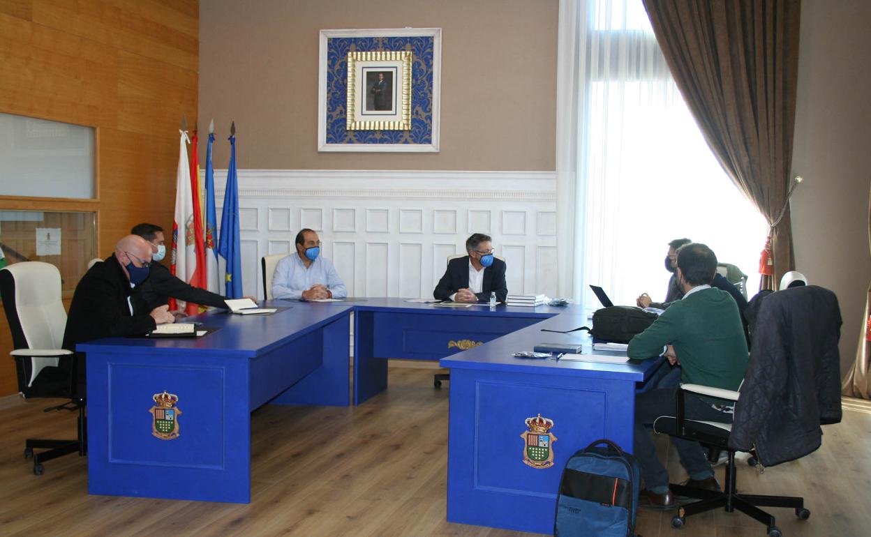 Imagen de la reunión celebrada hace unos días en el Ayuntamiento de Campoo de Enmedio.