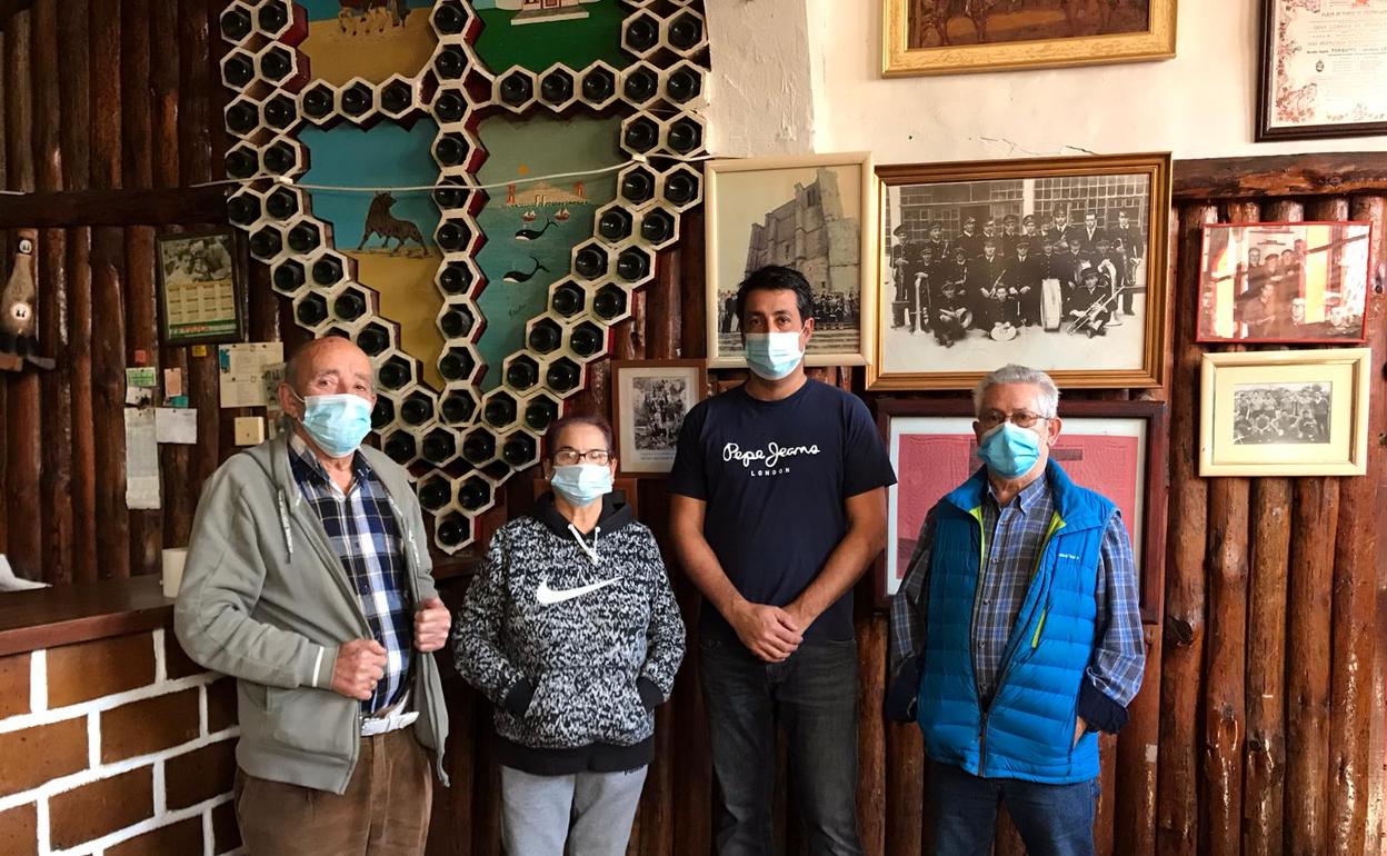 Integrantes de la peña en el bar de la asociación este año en San Martín. 