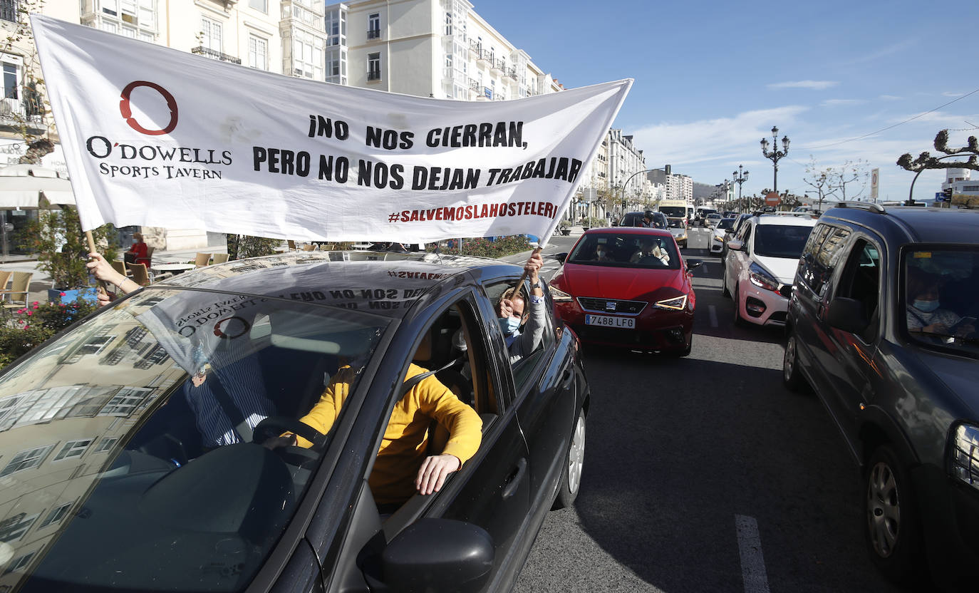 Cientos de coches de hosteleros han recorrido dentro de sus vehículos el centro de Santander -donde han colapsado la circulación- para hacer oír su indignación contra las últimas restricciones impuestas por el Gobierno de Cantabria