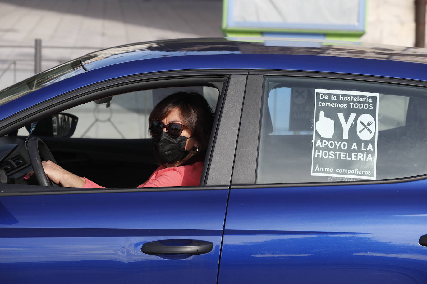 Cientos de coches de hosteleros han recorrido el centro de Santander -donde han colapsado la circulación- para hacer oír su indignación contra las últimas restricciones impuestas por el Gobierno de Cantabria