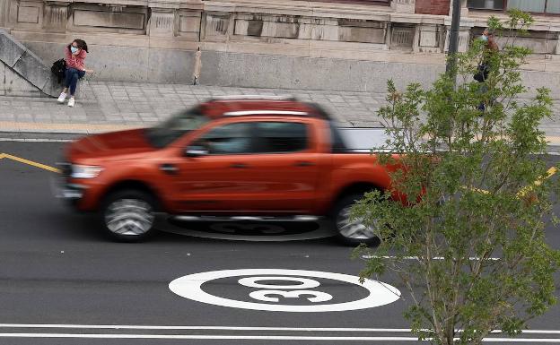 Imagen de un coche en una carretera urbana