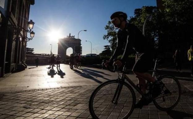 Imagen de un ciclista en la vía urbana