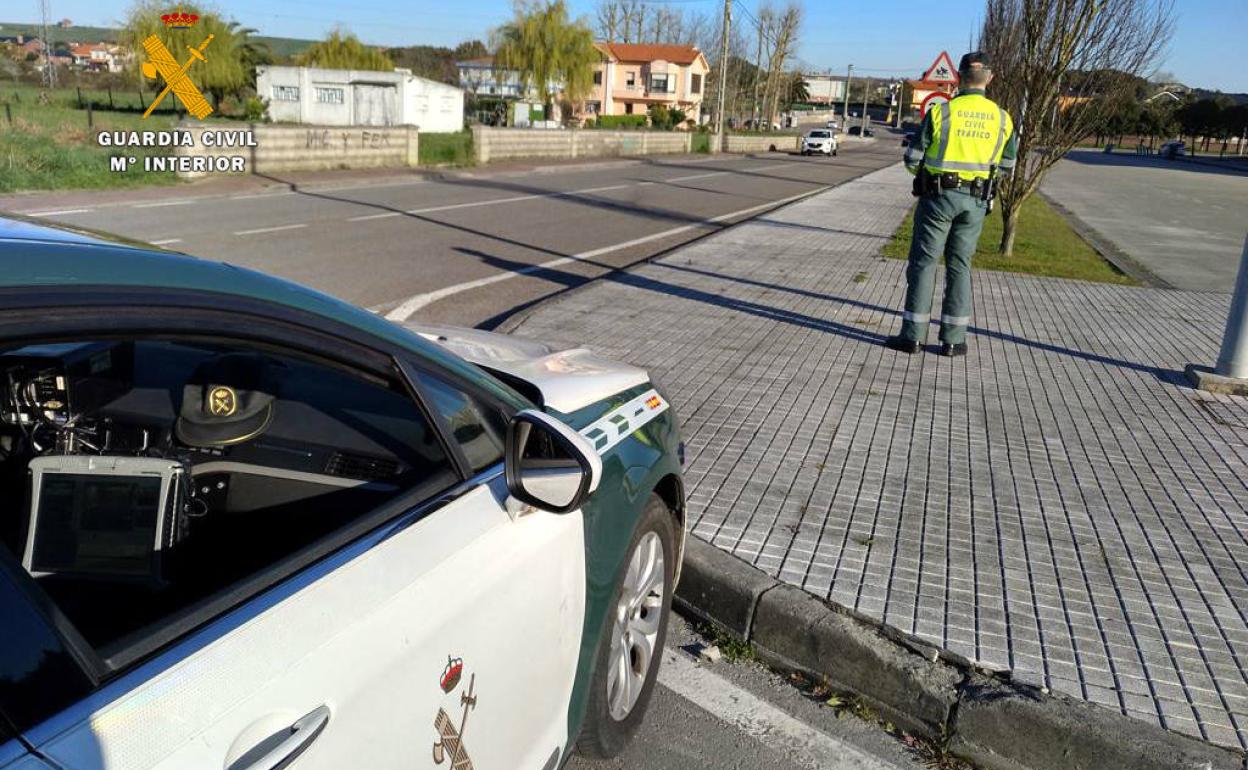 La Guardia Civil intercepta en Oreña a un motorista circulando a casi 200 km/h en un tramo limitado a 90