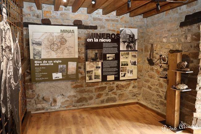 Ubicado en el edificio de la antigua Cuadra del Toro, las nuevas instalaciones ofrecen un detallado recorrido por la historia del montañismo en la comarca