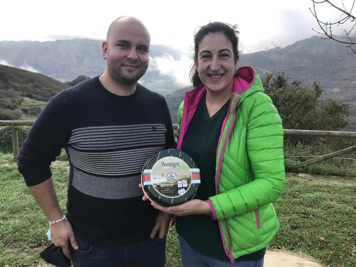 El cántabro Pablo Ruiz y su esposa Rocío López muestran el nuevo queso ecológico. Dm