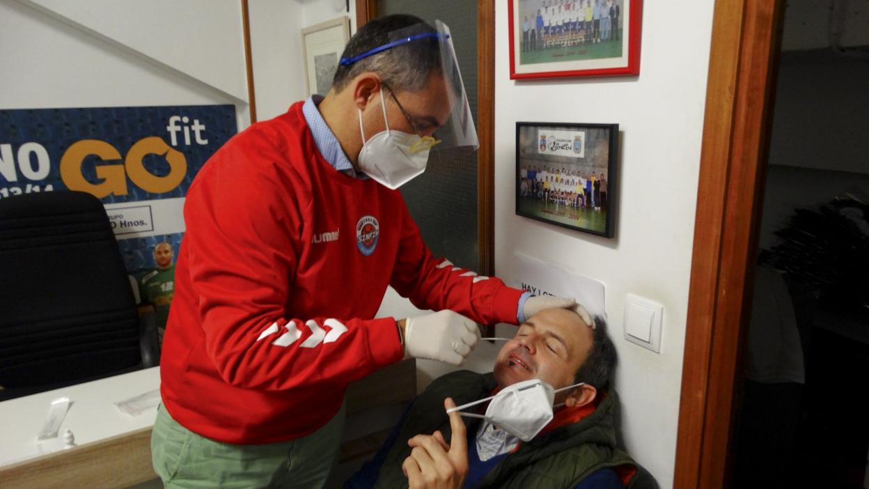 El médico del Liberbank Cantabria Sinfín somete al pivote Lon a la última prueba antes de comenzar los entrenamientos. lucía calvo