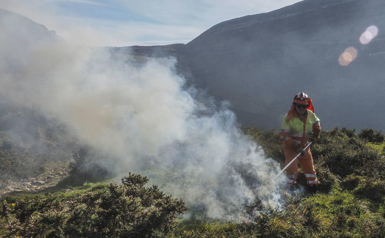 Imagen de archivo de un incendio en los montes cántabros 