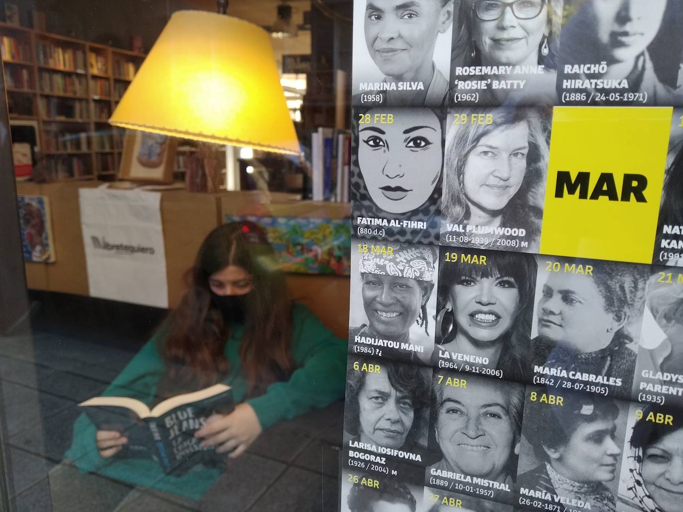 Dos decenas de lectores participaron durante toda la jornada en la performance orgnizada por la Libreria La Voragine 