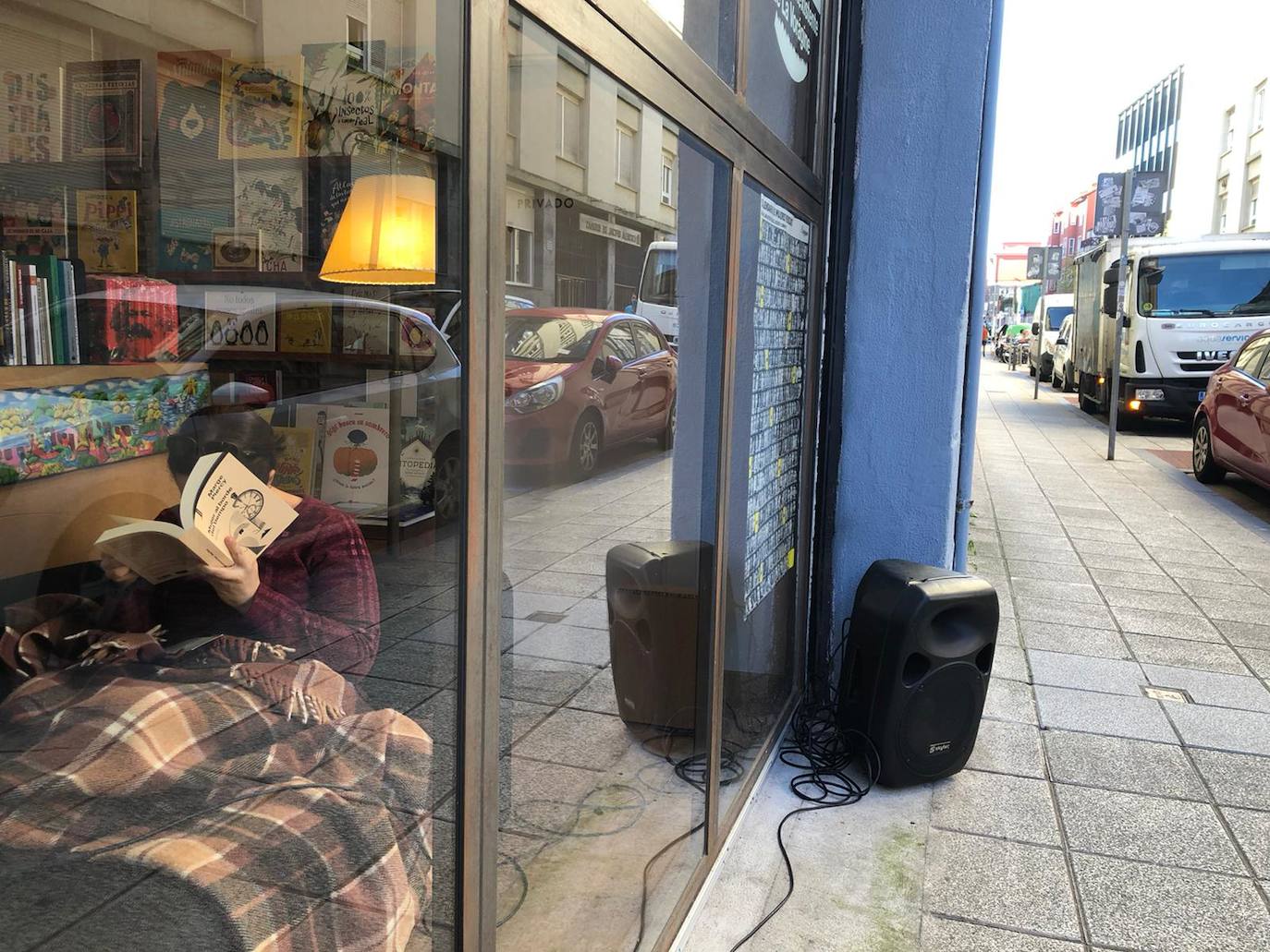 Dos decenas de lectores participaron durante toda la jornada en la performance orgnizada por la Libreria La Voragine 