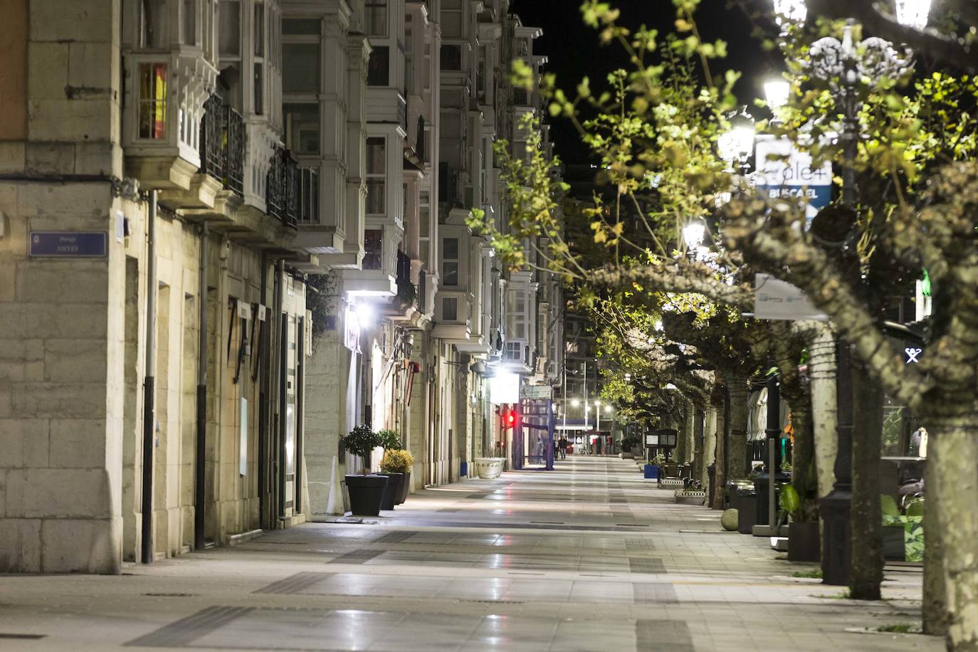 El toque de queda dejó vacias las calles de Santander