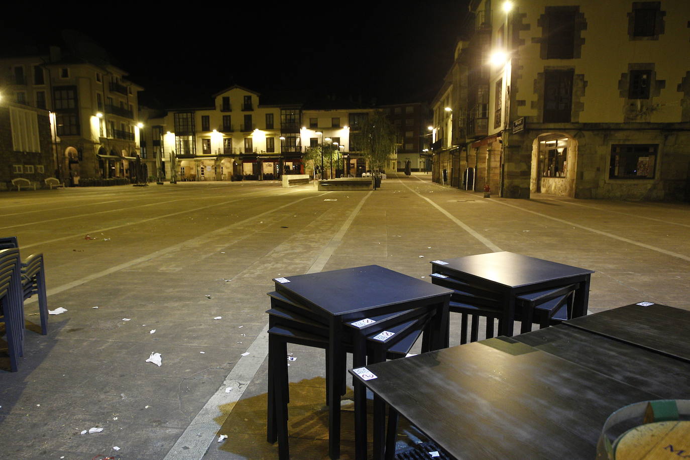 Las calles y bares de Torrelavega comenzarona vaciarse pasadas las 21.30