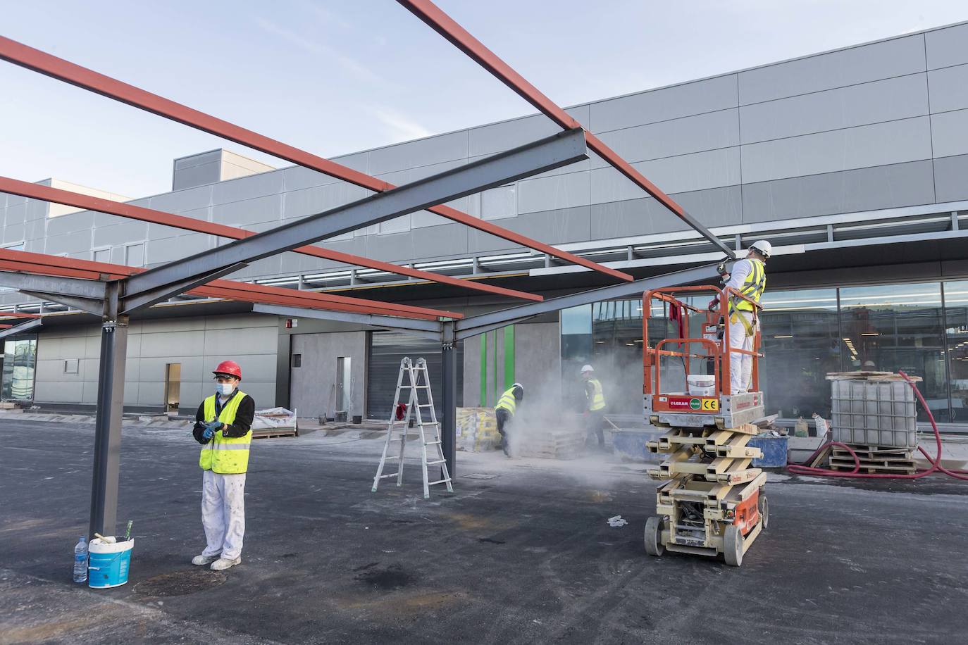 El centro comercial Bahía Real última los preparativos para abrir en tres semanas 