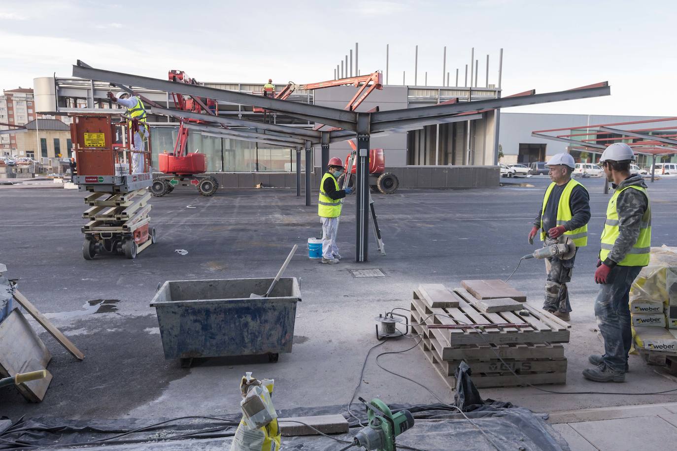 El centro comercial Bahía Real última los preparativos para abrir en tres semanas 