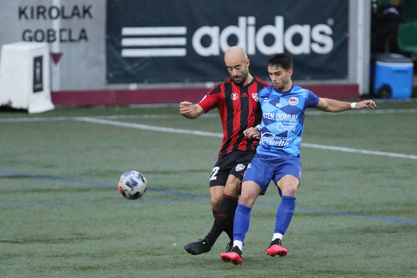 El Laredo no está teniendo una buena temporada a domicilio. Con la derrota frente al Arenas Club de este domingo (1-0), el cuadro de Manu Calleja acumula casi un mes sin conocer la victoria fuera de casa