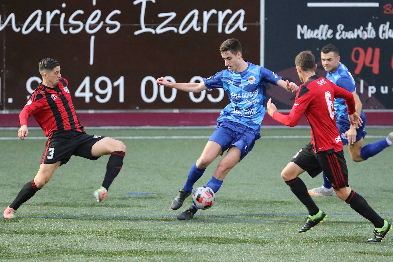 El Laredo no está teniendo una buena temporada a domicilio. Con la derrota frente al Arenas Club de este domingo (1-0), el cuadro de Manu Calleja acumula casi un mes sin conocer la victoria fuera de casa