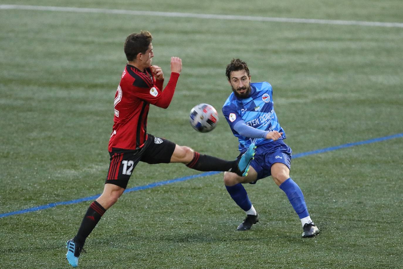 El Laredo no está teniendo una buena temporada a domicilio. Con la derrota frente al Arenas Club de este domingo (1-0), el cuadro de Manu Calleja acumula casi un mes sin conocer la victoria fuera de casa