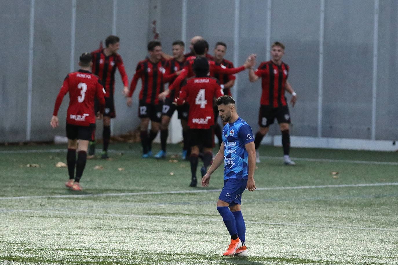 El Laredo no está teniendo una buena temporada a domicilio. Con la derrota frente al Arenas Club de este domingo (1-0), el cuadro de Manu Calleja acumula casi un mes sin conocer la victoria fuera de casa